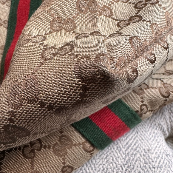 Gucci duffle travel/gym bag *PRICE is FIRM - Picture 8 of 16